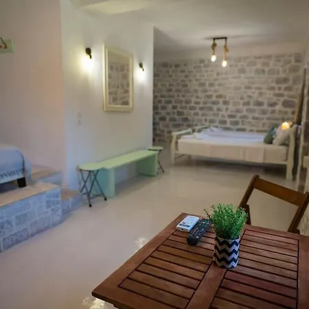 Sikies - Unique Beachfront Stone House In Alipa-mani