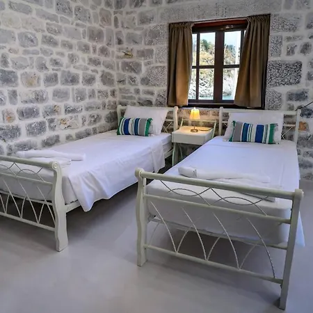 Sikies - Unique Beachfront Stone House In Alipa-mani Khalkia