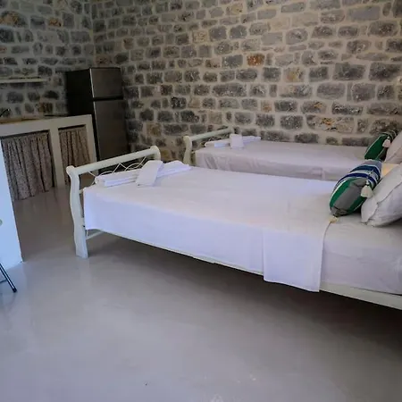 Sikies - Unique Beachfront Stone House In Alipa-mani