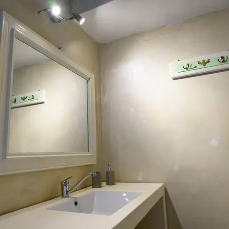 Sikies - Unique Beachfront Stone House In Alipa-mani 別荘