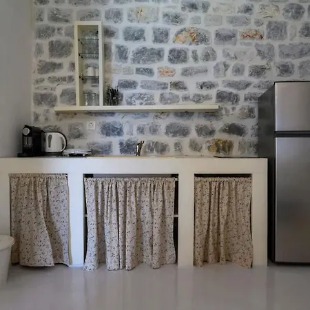 Sikies - Unique Beachfront Stone House In Alipa-mani *