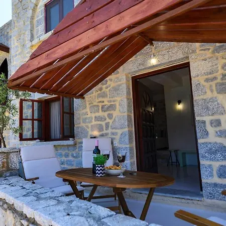 Sikies - Unique Beachfront Stone House In Alipa-mani 別荘