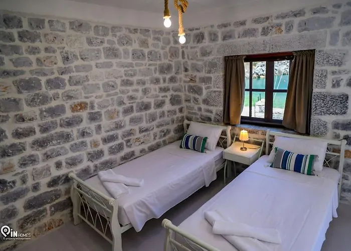 Дом отдыха Sikies - Unique Beachfront Stone House In Alipa-mani Khalkia