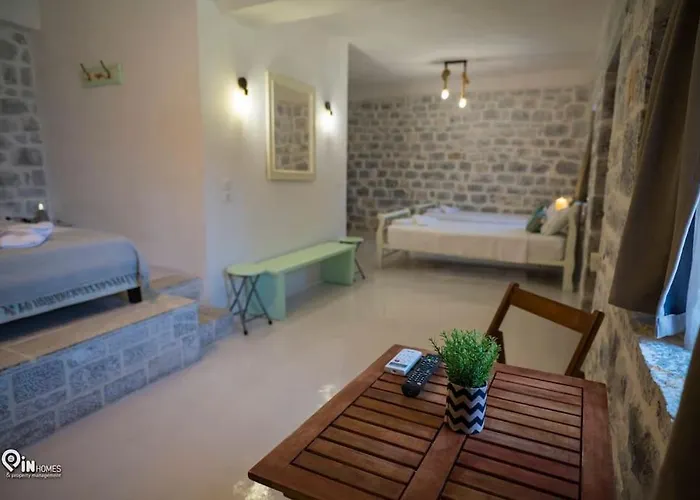 Sikies - Unique Beachfront Stone House In Alipa-mani