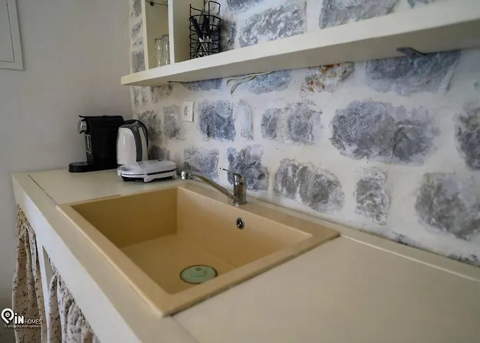 Sikies - Unique Beachfront Stone House In Alipa-mani Semesterbostad