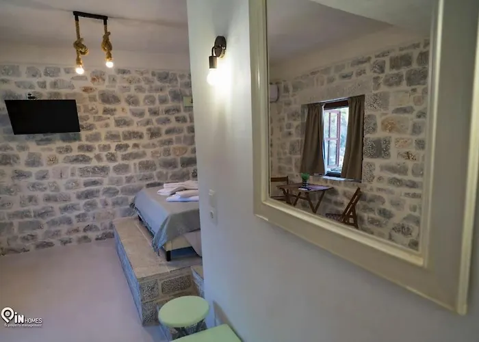 Sikies - Unique Beachfront Stone House In Alipa-mani *