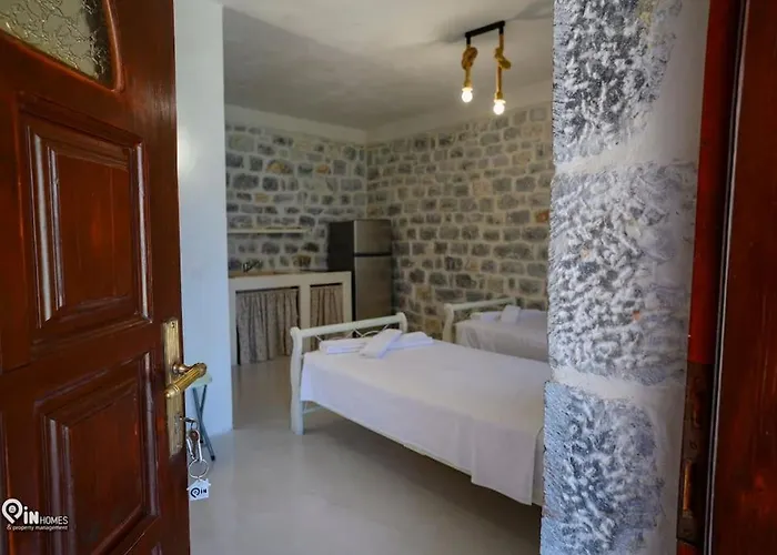 Sikies - Unique Beachfront Stone House In Alipa-mani