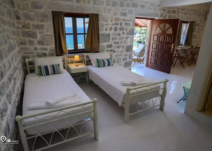 Sikies - Unique Beachfront Stone House In Alipa-mani Semesterbostad *