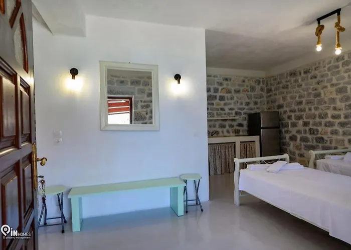 Дом отдыха Sikies - Unique Beachfront Stone House In Alipa-mani Khalkia