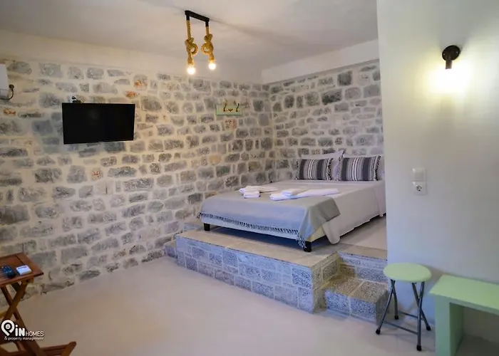 Sikies - Unique Beachfront Stone House In Alipa-mani Дом отдыха Khalkia