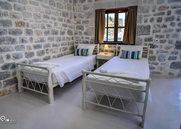 Sikies - Unique Beachfront Stone House In Alipa-mani Khalkia