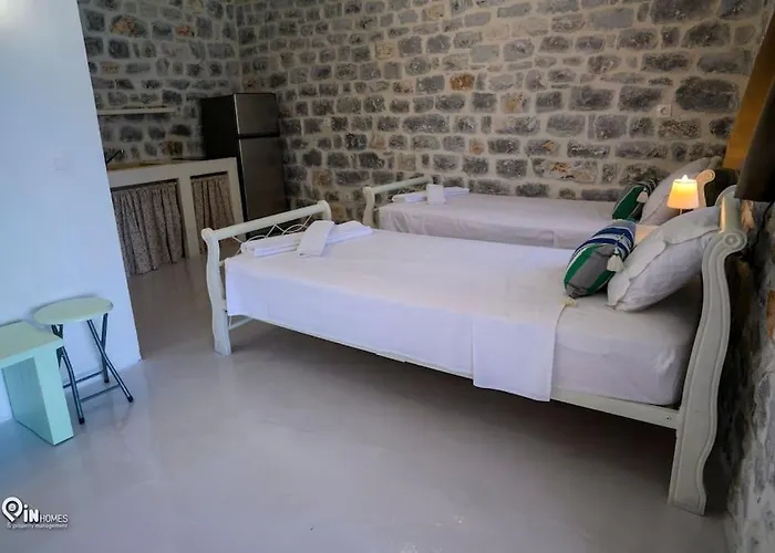 Sikies - Unique Beachfront Stone House In Alipa-mani