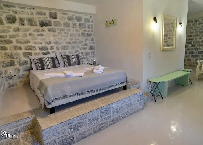 Sikies - Unique Beachfront Stone House In Alipa-mani Khalkia