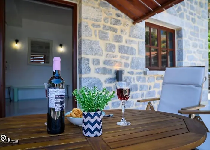 Sikies - Unique Beachfront Stone House In Alipa-mani