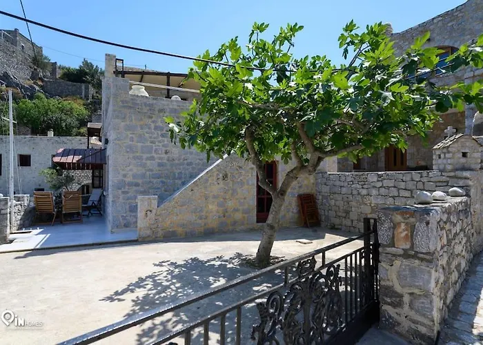 Sikies - Unique Beachfront Stone House In Alipa-mani