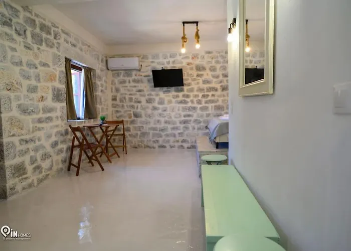 Semesterbostad Sikies - Unique Beachfront Stone House In Alipa-mani Khalkia