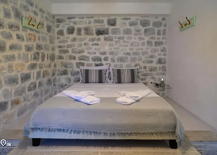 Semesterbostad Sikies - Unique Beachfront Stone House In Alipa-mani