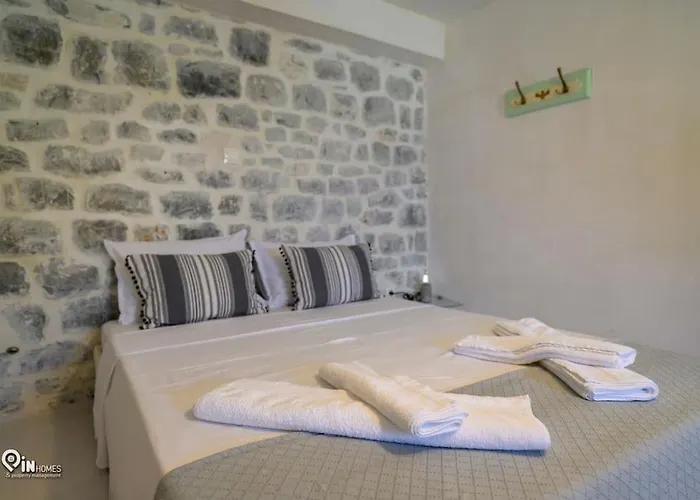 Sikies - Unique Beachfront Stone House In Alipa-mani Дом отдыха Khalkia