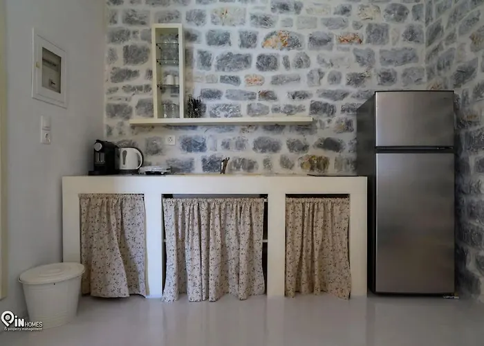 Sikies - Unique Beachfront Stone House In Alipa-mani *