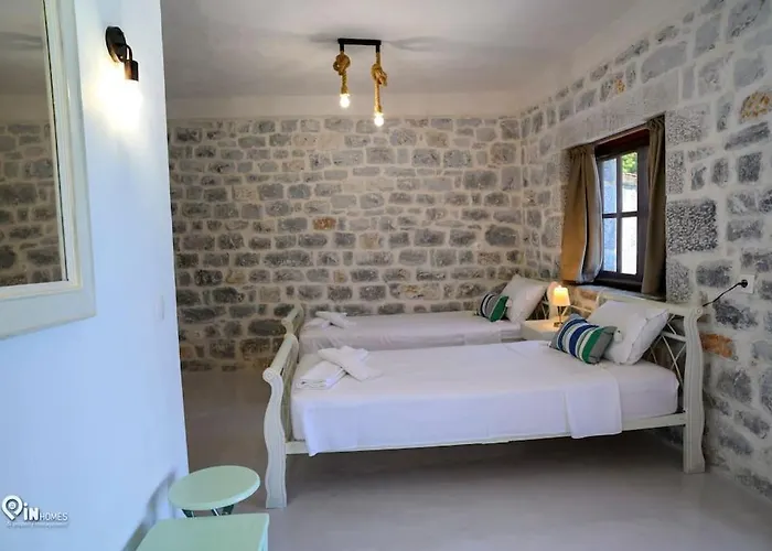 Дом отдыха Sikies - Unique Beachfront Stone House In Alipa-mani Khalkia