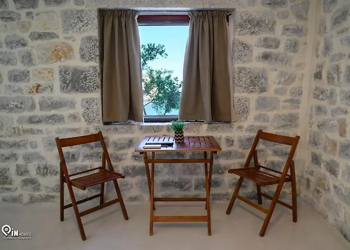 Sikies - Unique Beachfront Stone House In Alipa-mani *