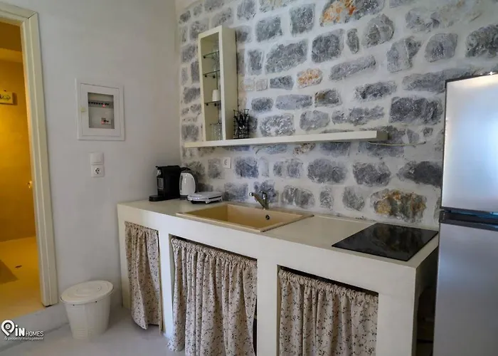 Semesterbostad Sikies - Unique Beachfront Stone House In Alipa-mani