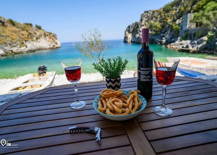 Sikies - Unique Beachfront Stone House In Alipa-mani Σπίτι διακοπών *